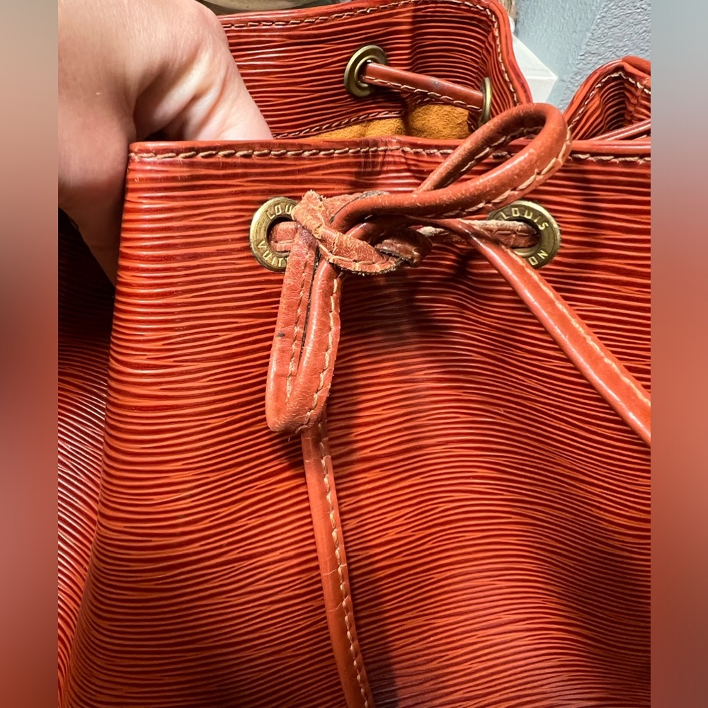 SOLD 🍂Louis Vuitton 🍂 Authenticated Vintage 1991 Epi Noe GM Brown Drawstring Bag - Picture 6 of 15